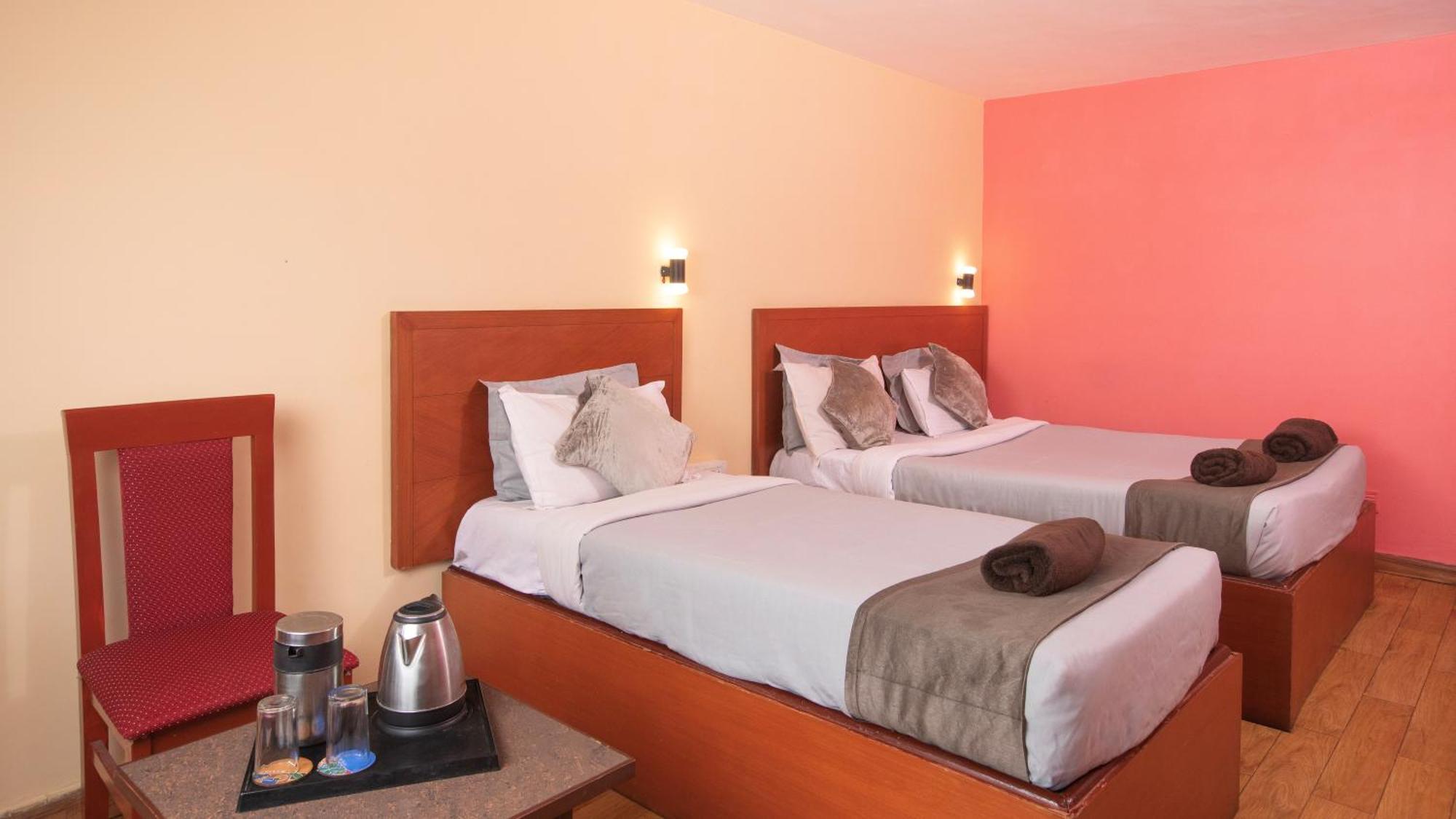 Devi Enterprises - Hotel Khems Ooty Bagian luar foto