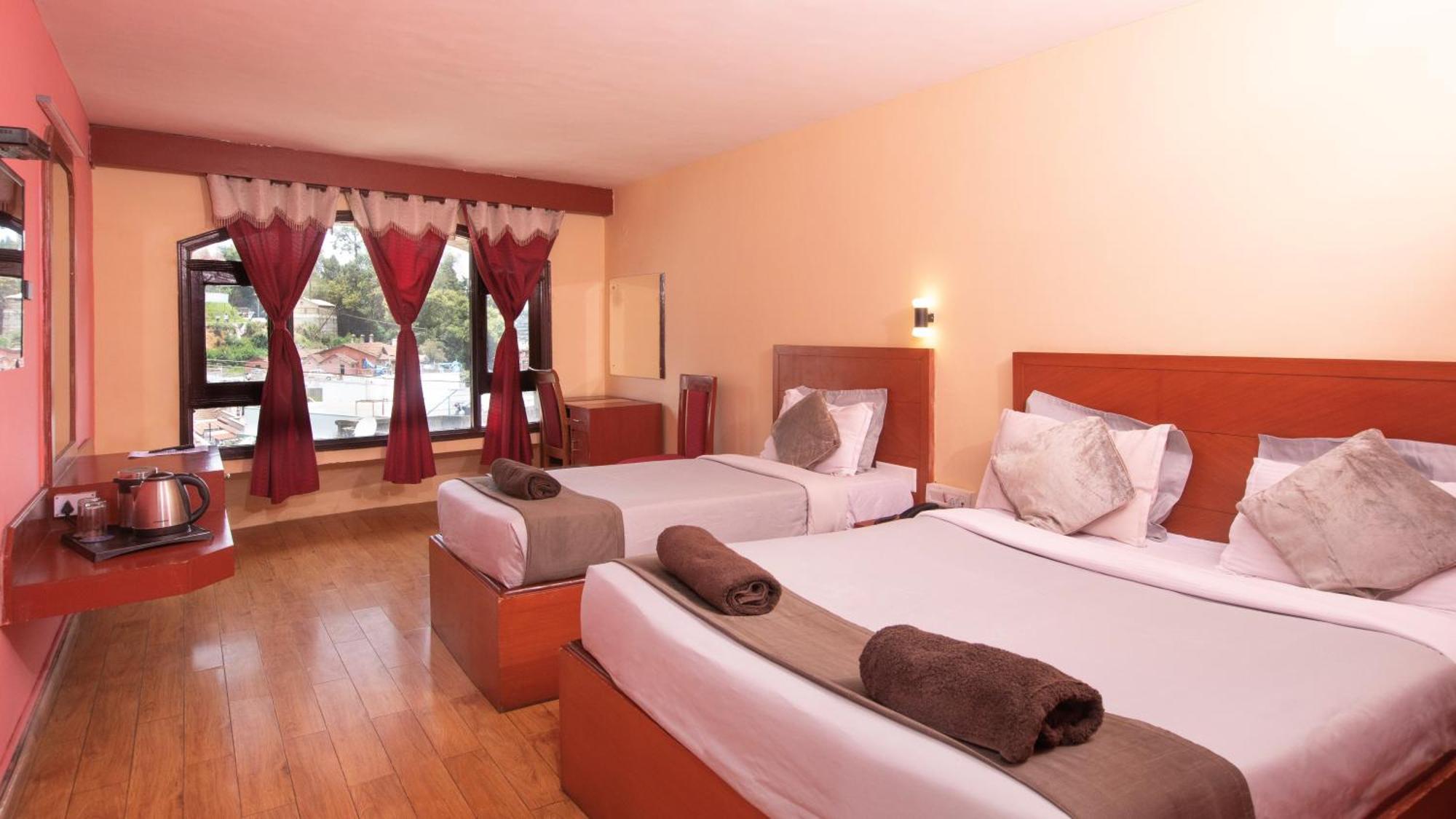 Devi Enterprises - Hotel Khems Ooty Bagian luar foto