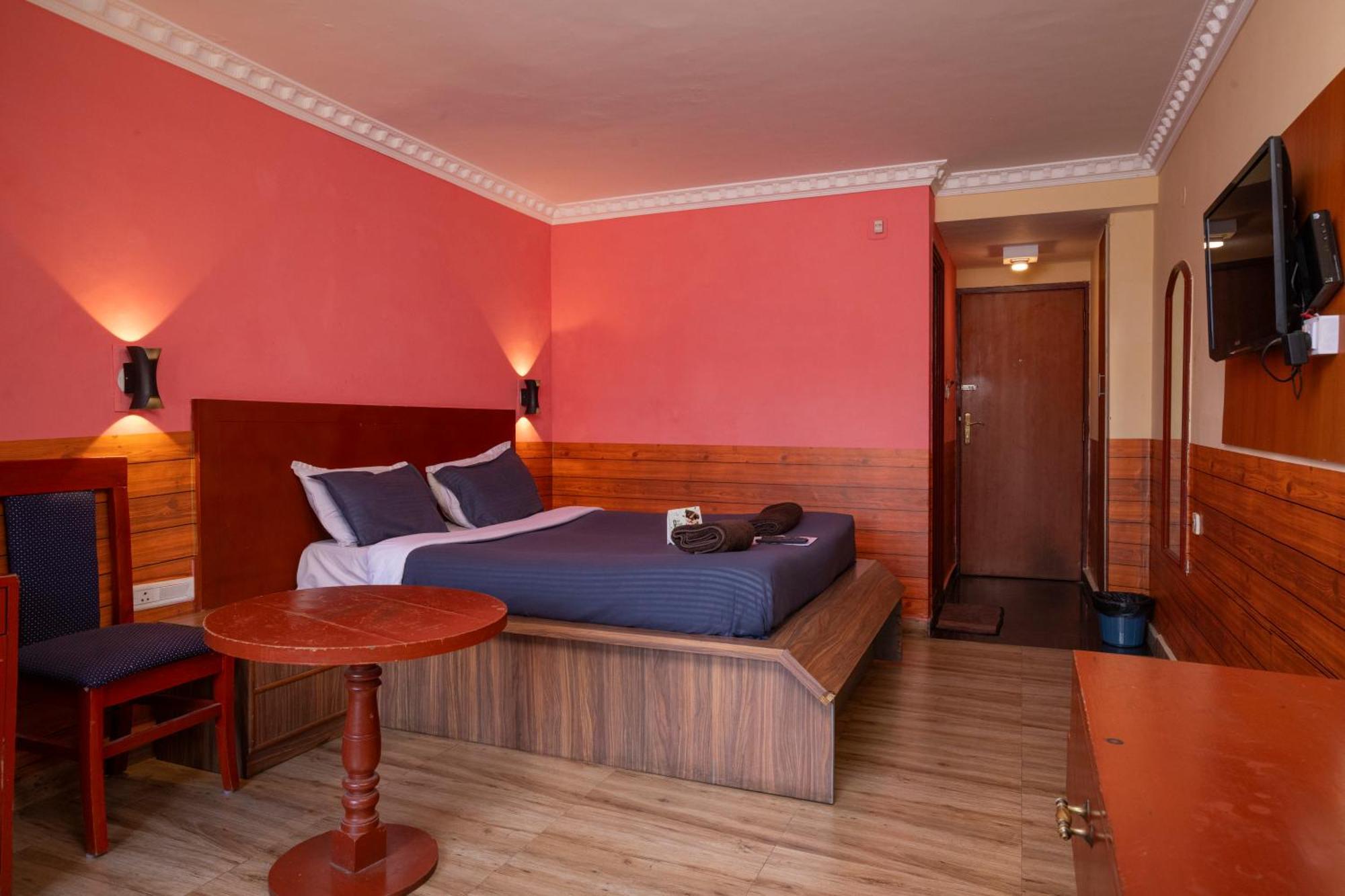 Devi Enterprises - Hotel Khems Ooty Bagian luar foto