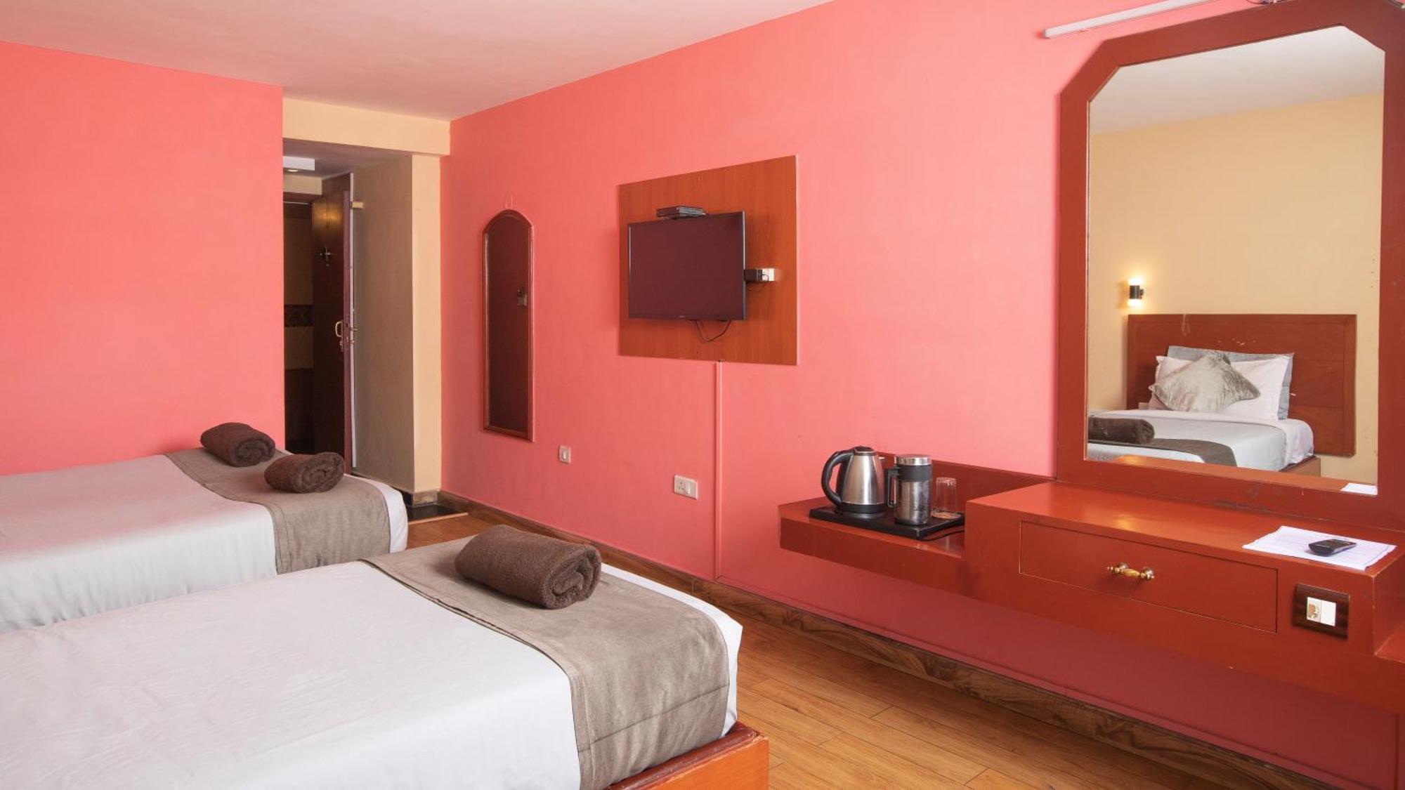 Devi Enterprises - Hotel Khems Ooty Bagian luar foto