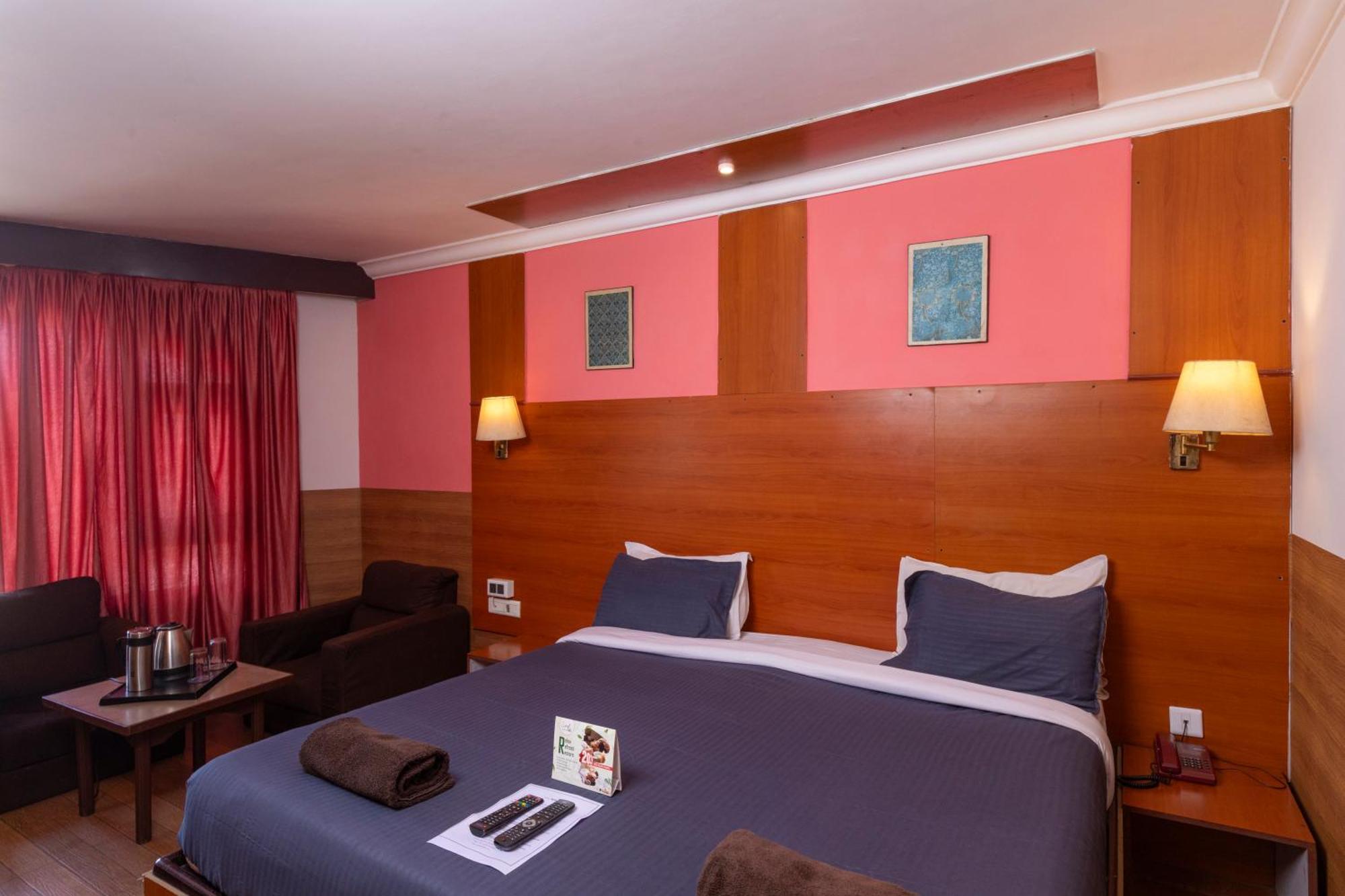 Devi Enterprises - Hotel Khems Ooty Bagian luar foto