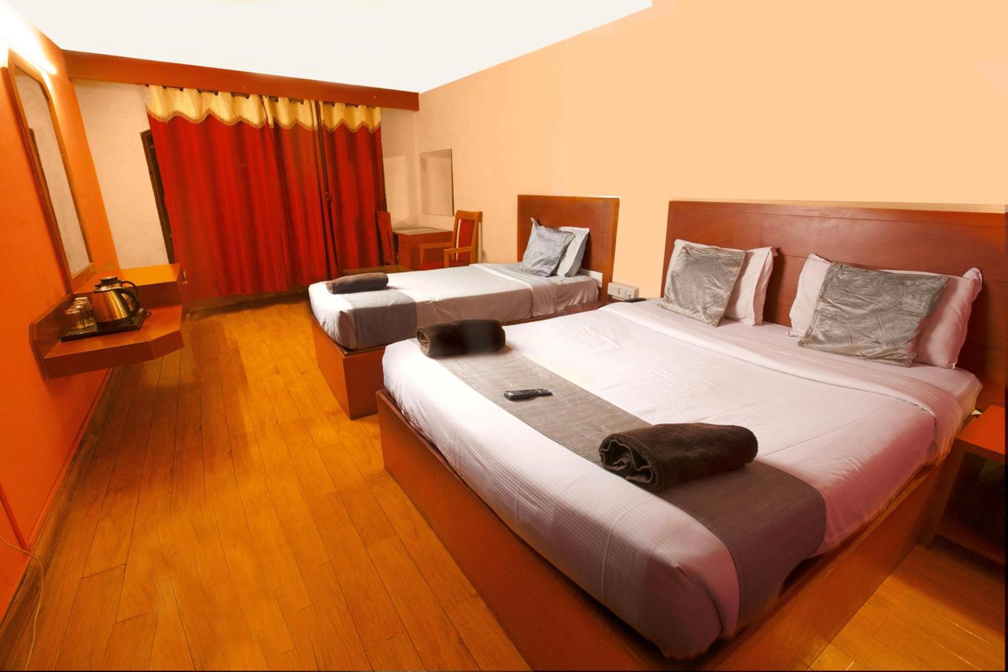 Devi Enterprises - Hotel Khems Ooty Bagian luar foto
