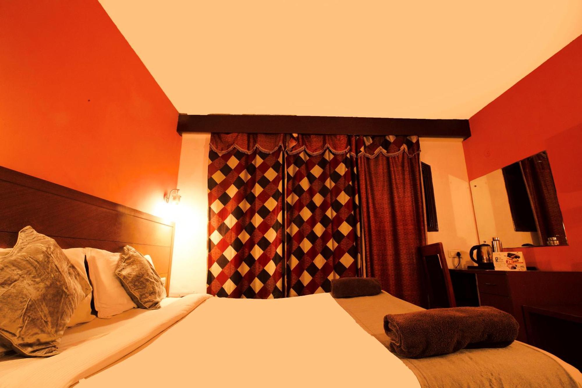 Devi Enterprises - Hotel Khems Ooty Bagian luar foto