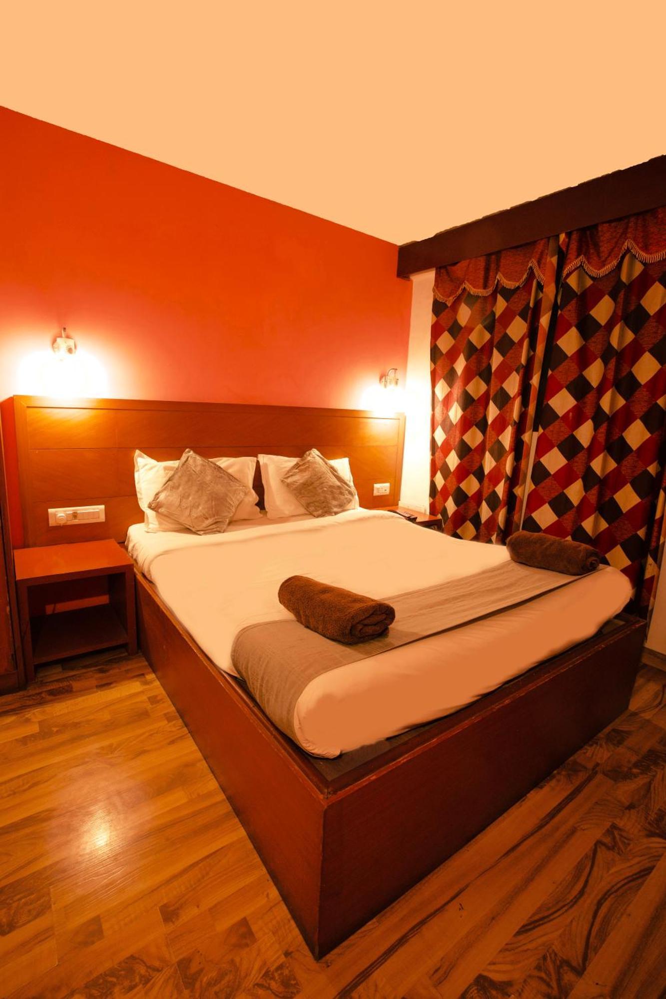 Devi Enterprises - Hotel Khems Ooty Bagian luar foto