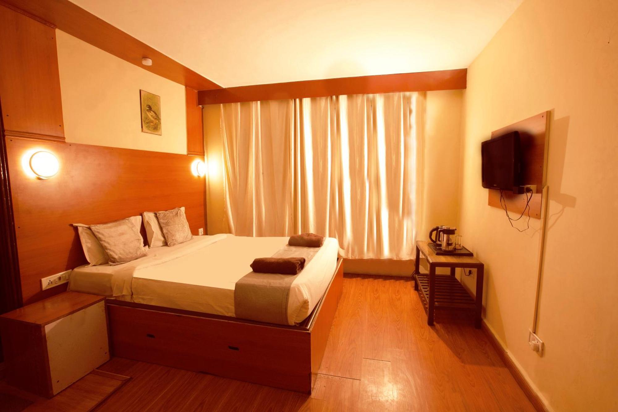 Devi Enterprises - Hotel Khems Ooty Bagian luar foto