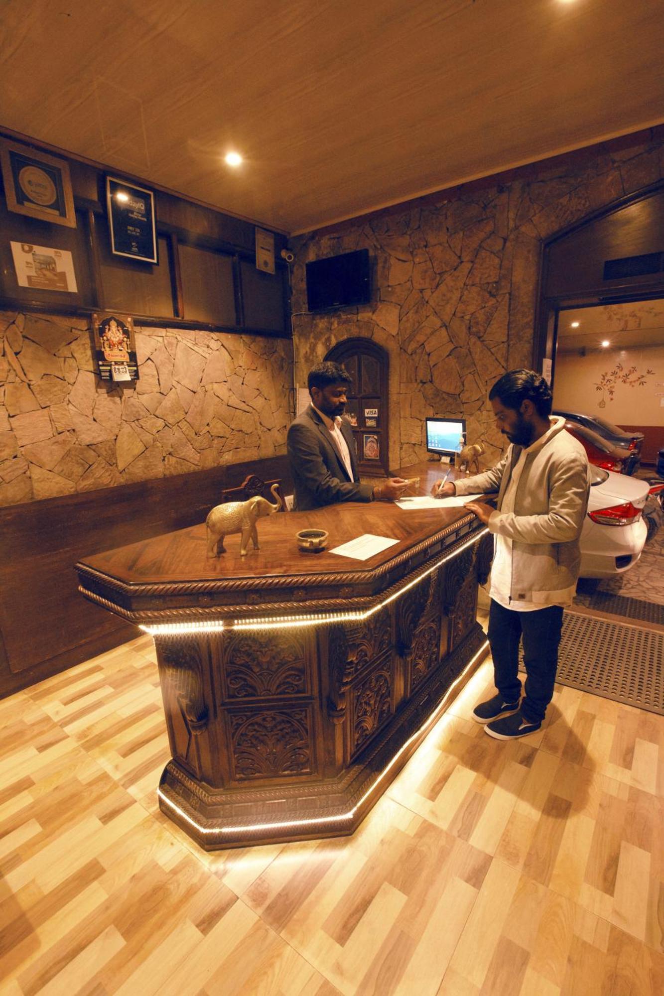 Devi Enterprises - Hotel Khems Ooty Bagian luar foto