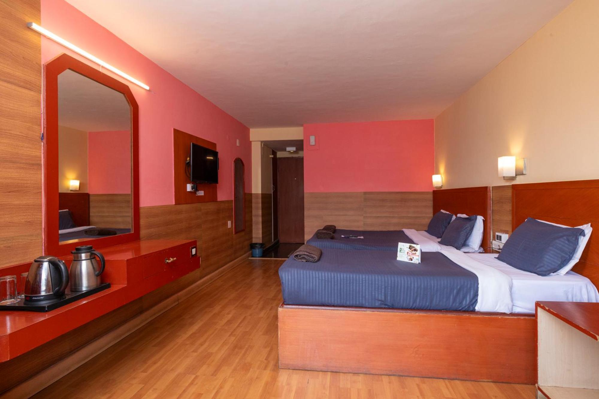 Devi Enterprises - Hotel Khems Ooty Bagian luar foto
