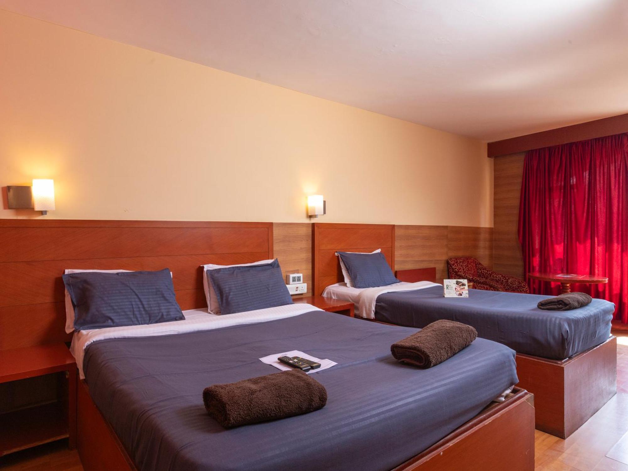 Devi Enterprises - Hotel Khems Ooty Bagian luar foto