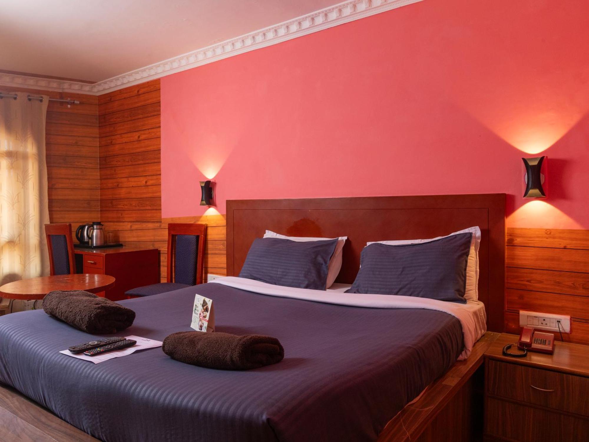 Devi Enterprises - Hotel Khems Ooty Bagian luar foto