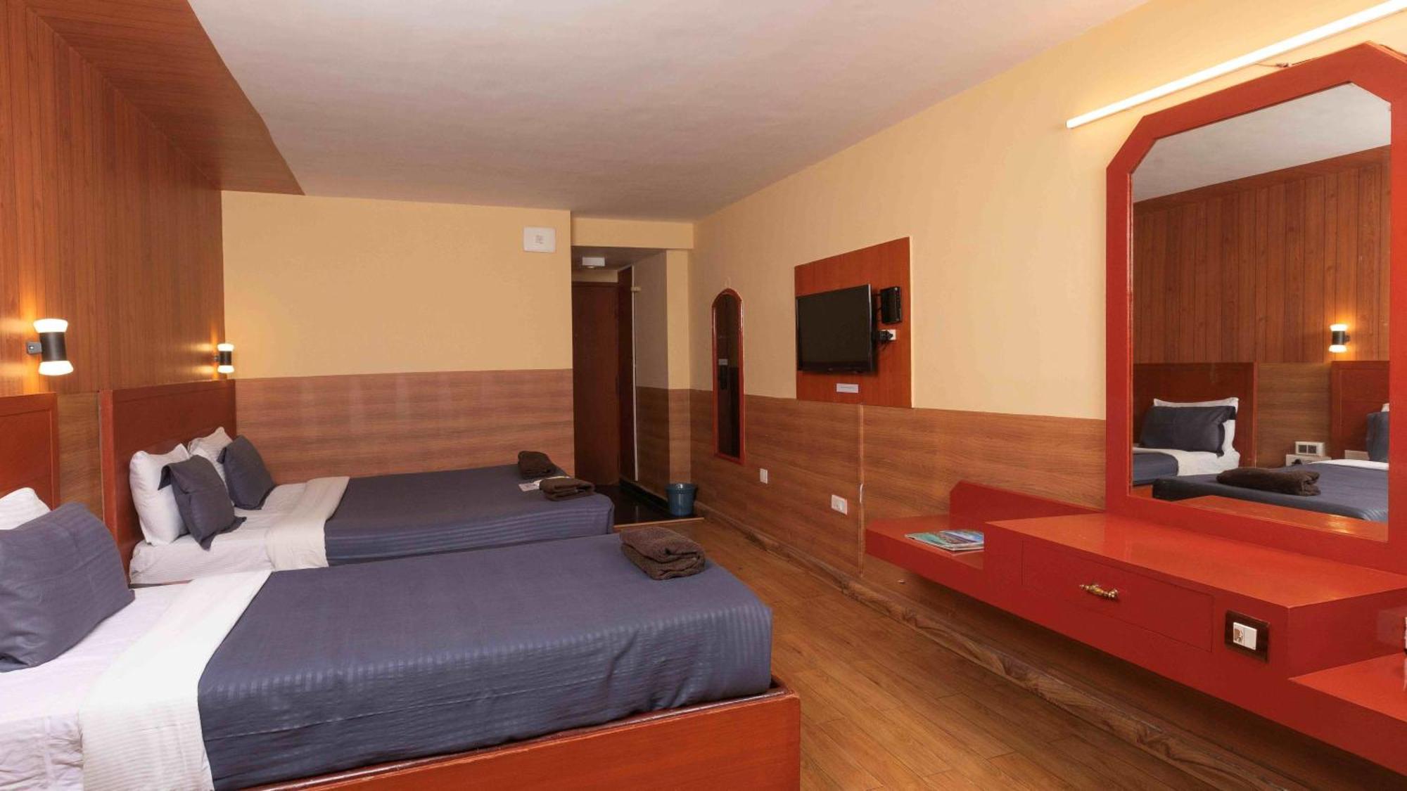 Devi Enterprises - Hotel Khems Ooty Bagian luar foto