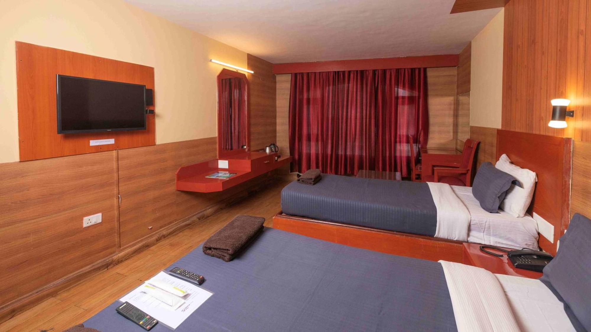 Devi Enterprises - Hotel Khems Ooty Bagian luar foto