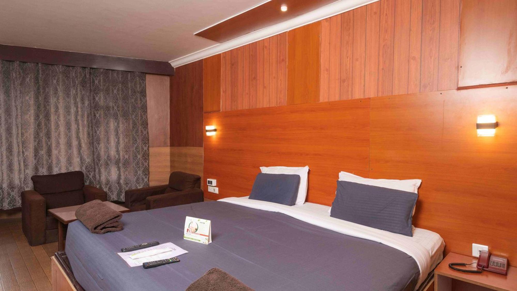 Devi Enterprises - Hotel Khems Ooty Bagian luar foto