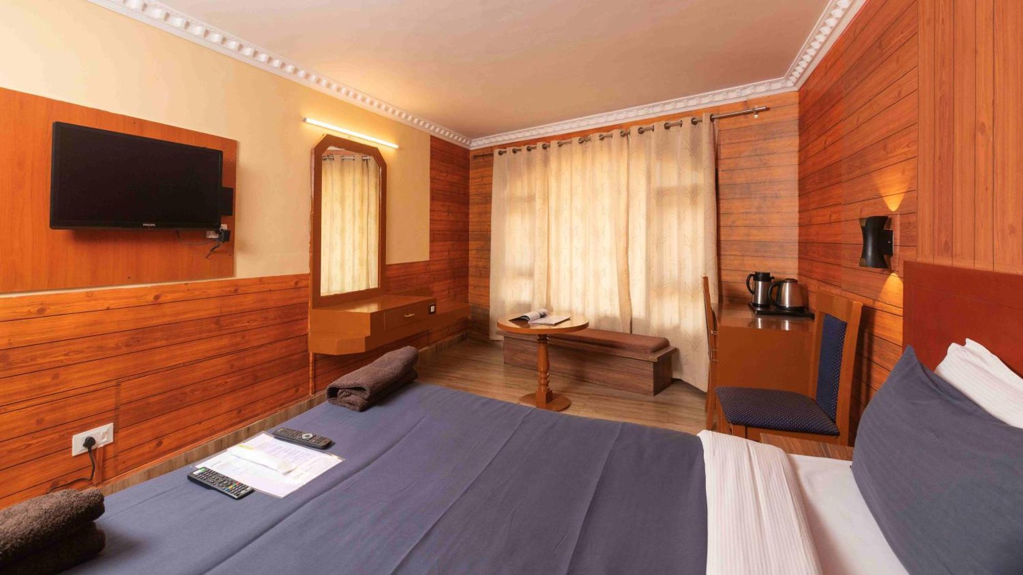 Devi Enterprises - Hotel Khems Ooty Bagian luar foto