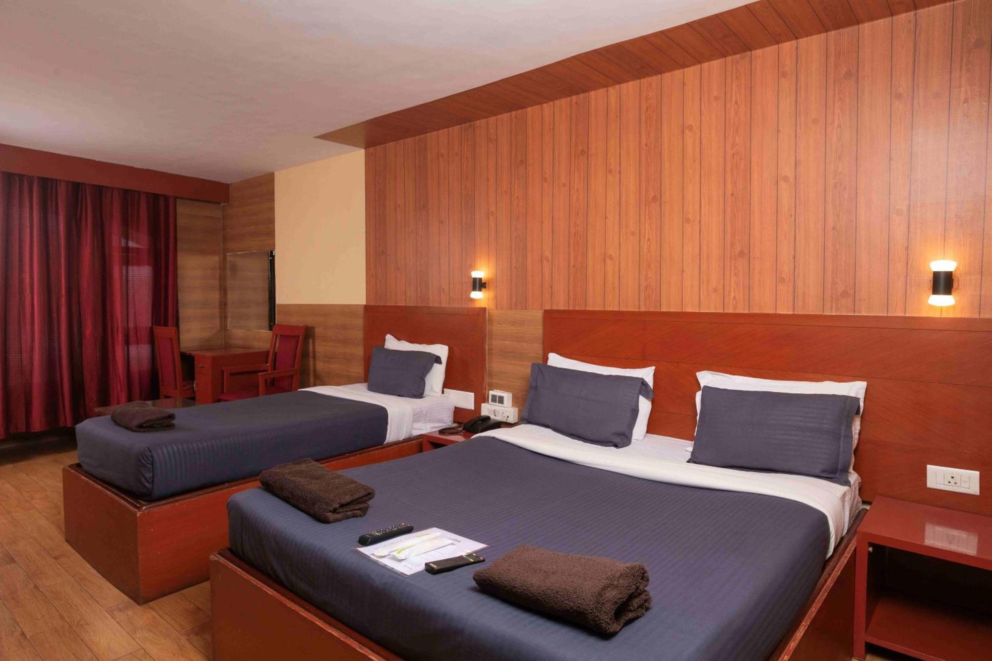 Devi Enterprises - Hotel Khems Ooty Bagian luar foto
