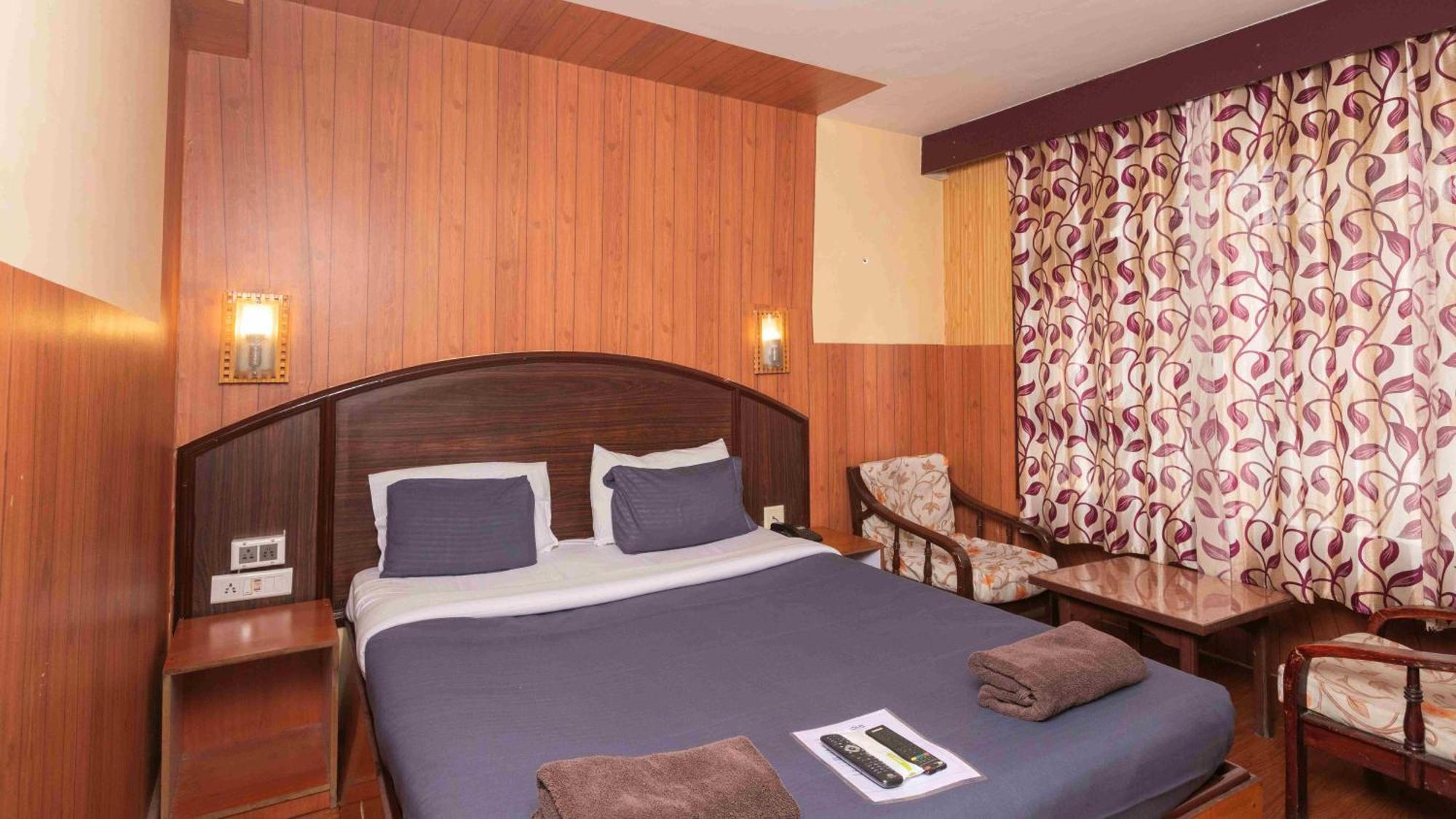 Devi Enterprises - Hotel Khems Ooty Bagian luar foto