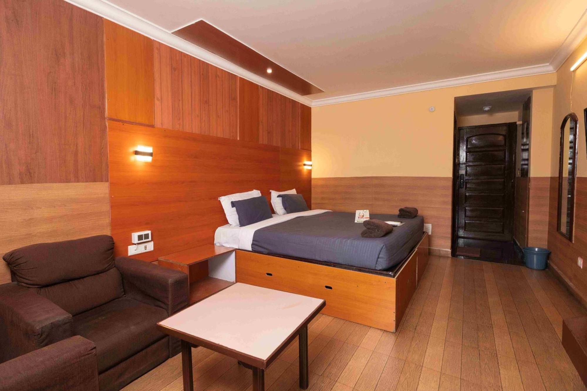Devi Enterprises - Hotel Khems Ooty Bagian luar foto