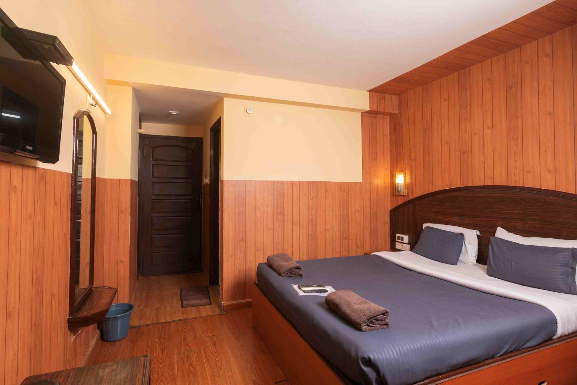 Devi Enterprises - Hotel Khems Ooty Bagian luar foto