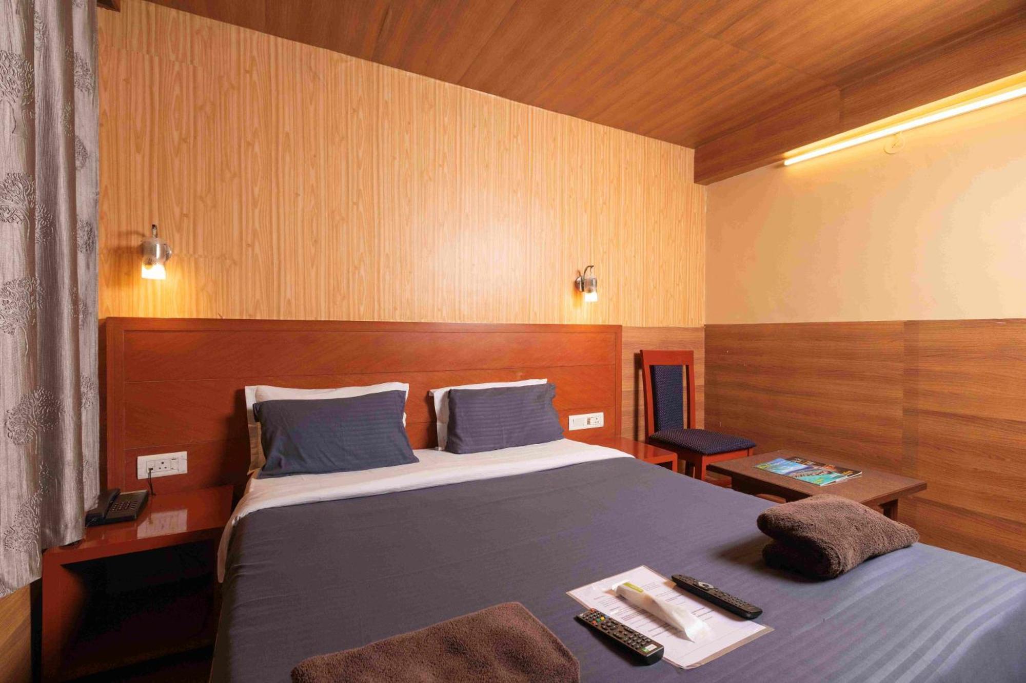 Devi Enterprises - Hotel Khems Ooty Bagian luar foto